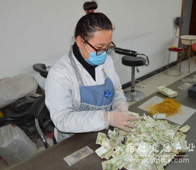 圖為:進(jìn)行紙幣分撿.JPG