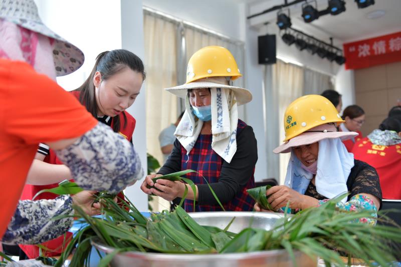 “濃情粽意，共享溫暖”包粽子活動(dòng).jpg